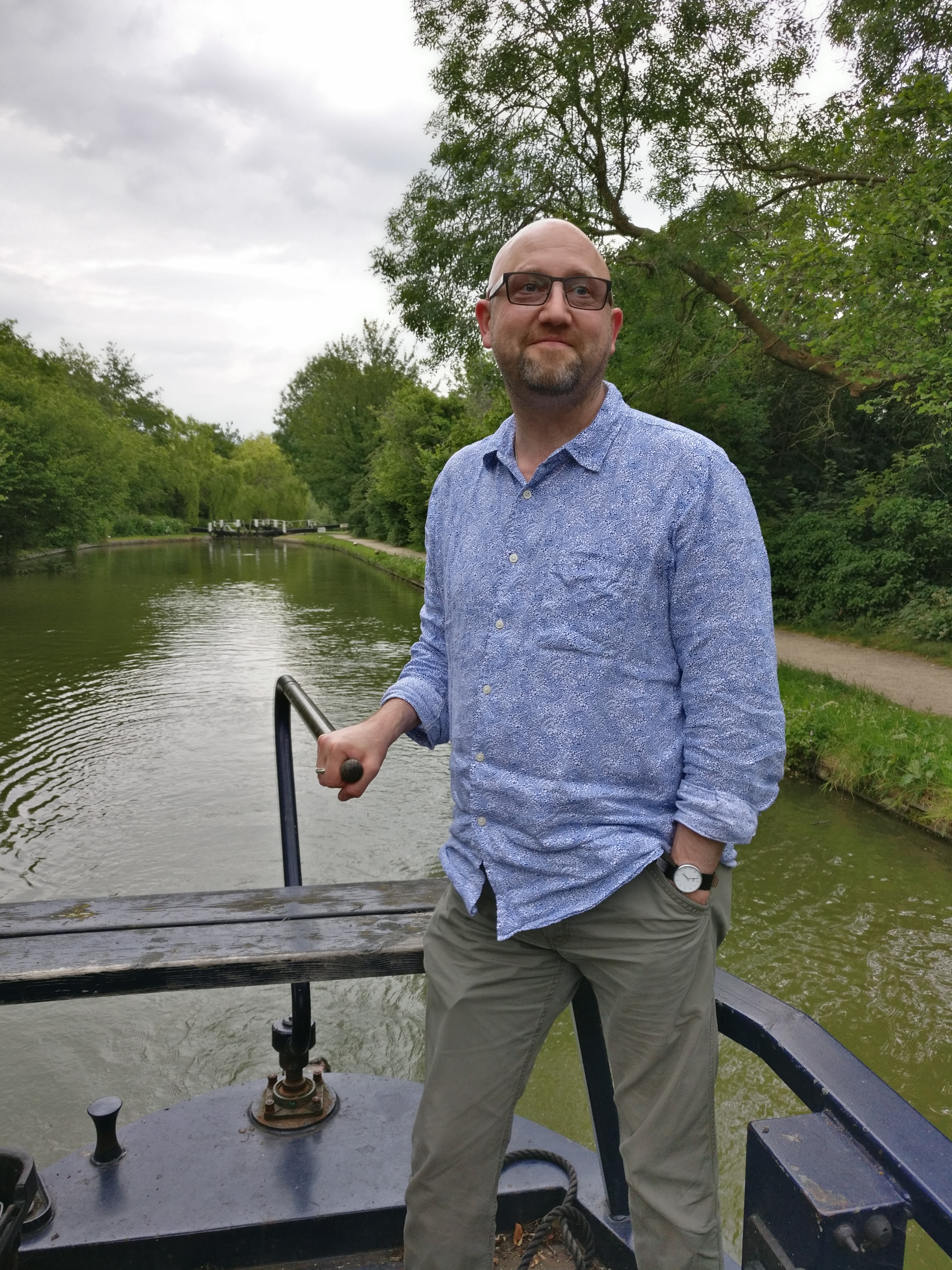 Simon Brunning steering a narrowboat